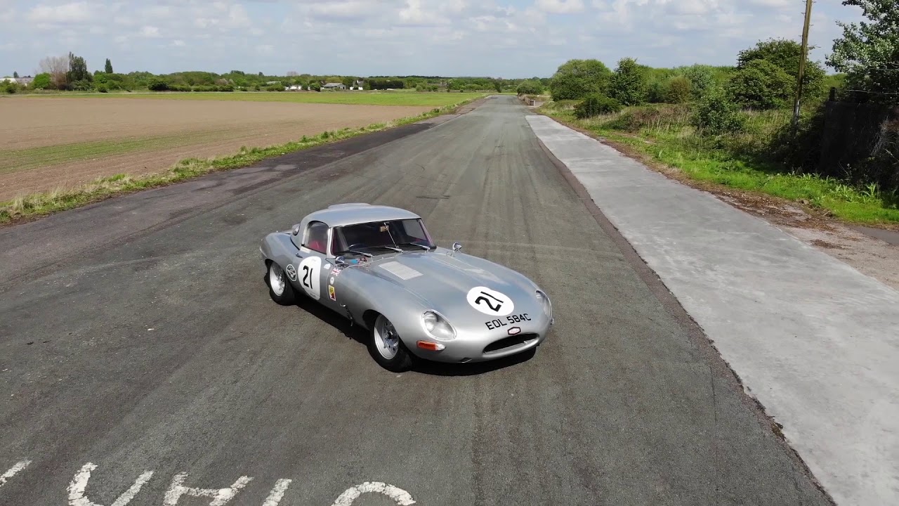 Kupte si závodní Jaguar E-Type! S tímhle jezdil Stirling Moss a je „levný“