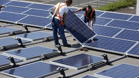 Náhledový obrázek - Vláda chtěla oživit zájem o střešní solární elektrárny. Firmy ale o miliardy nestojí