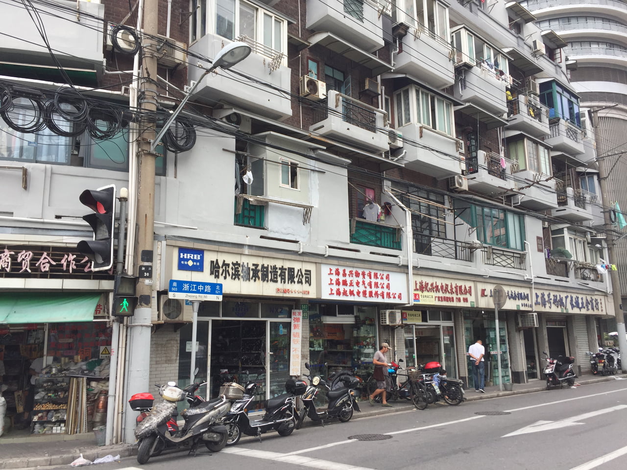 Další obchody s elektronikou a nástroji na Beijing Road