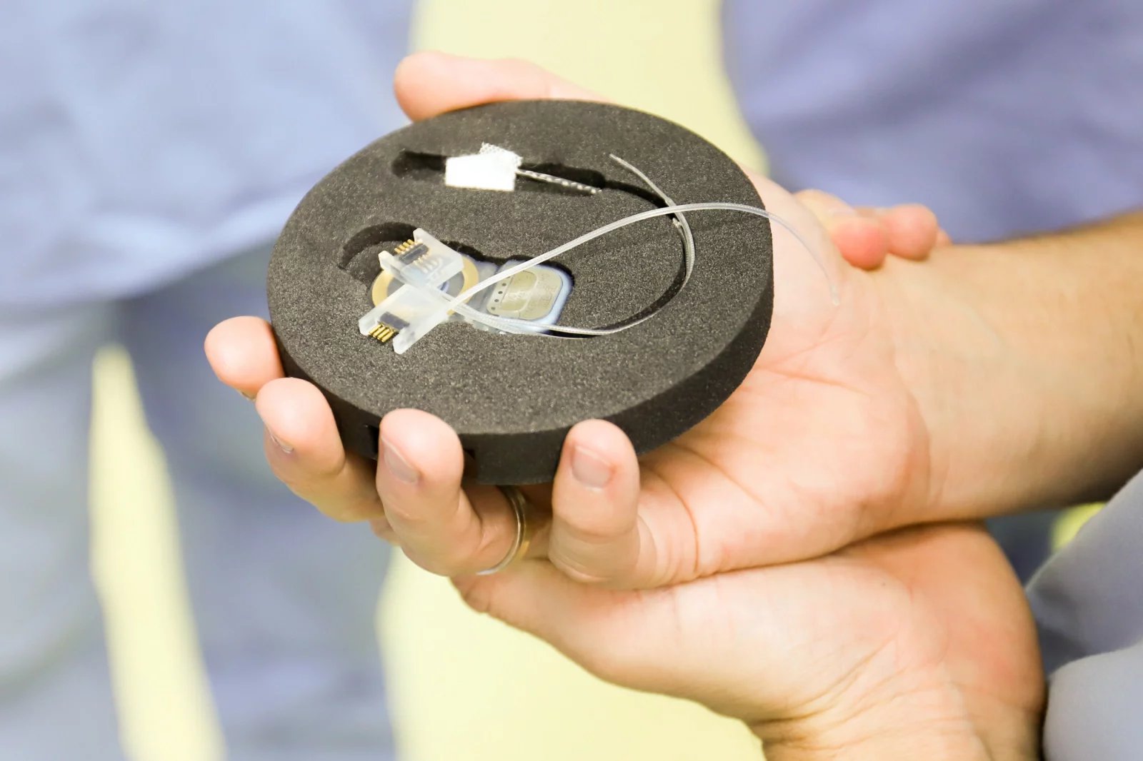 Takto vypadá vnitřní část implantátu, kterou lékaři vložili do těla pacienta.