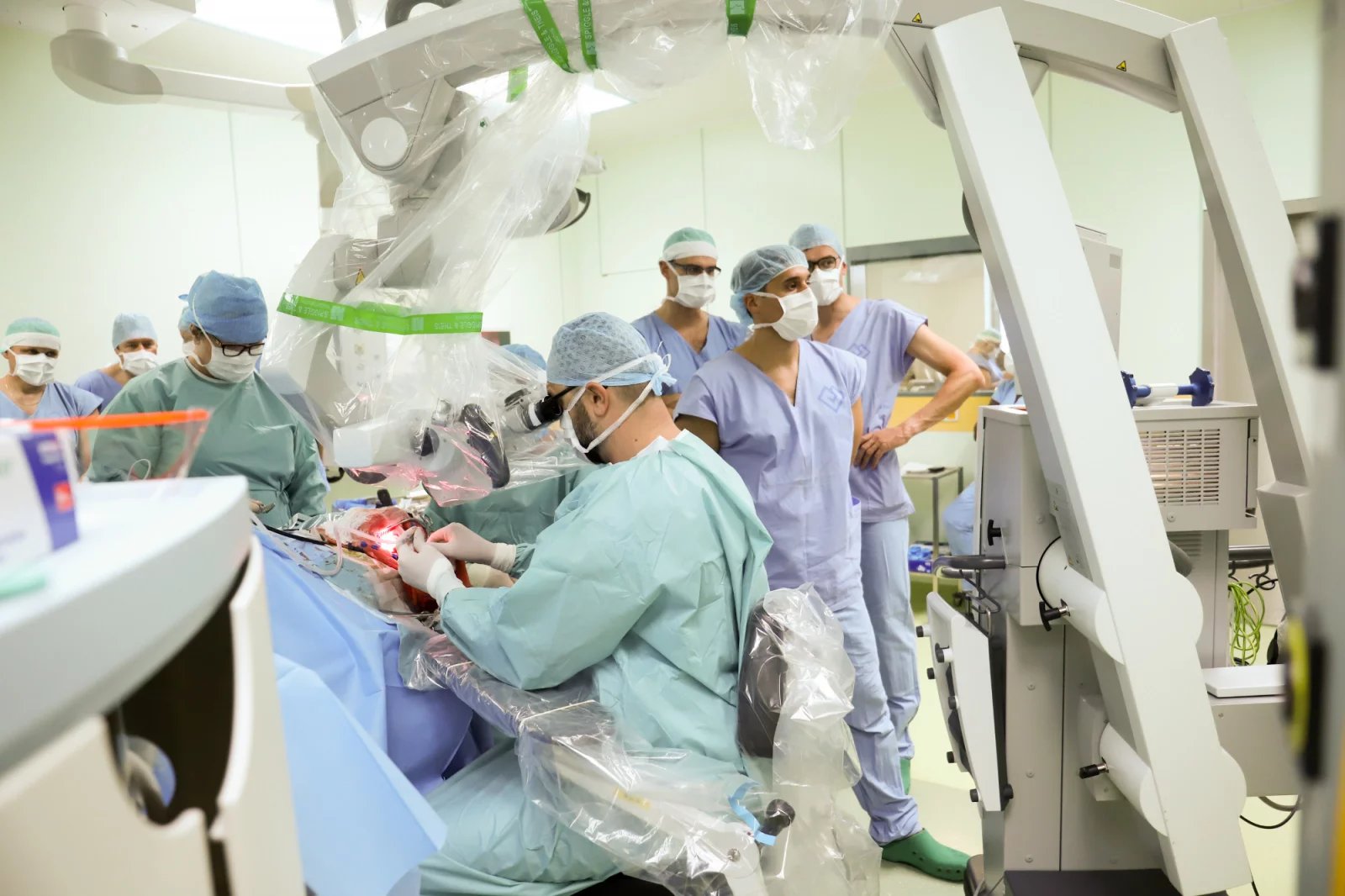 Lékaři ve FN Motol voperovali prvnímu dítěti v tuzemsku do mozku sluchový implantát.