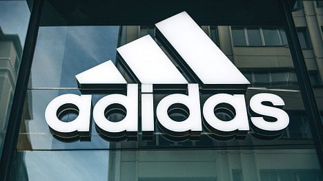 Náhledový obrázek - Pálení tenisek se nekoná. Adidas část kolekce Yeezy prodá, výtěžek daruje charitě