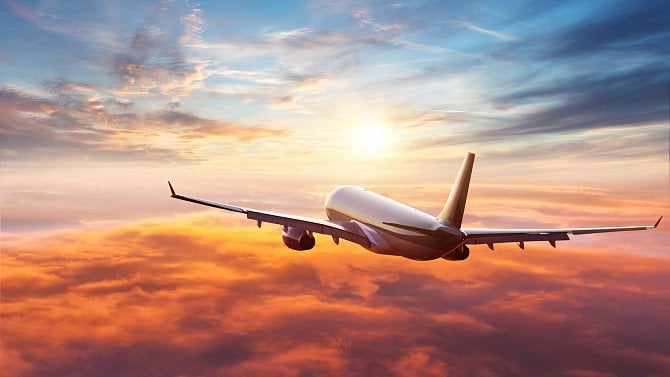 Letecké palivo zlevňuje, letenky nikoliv. Díky velkému zájmu o cestování k tomu aerolinky nemají důvod, tvrdí experti