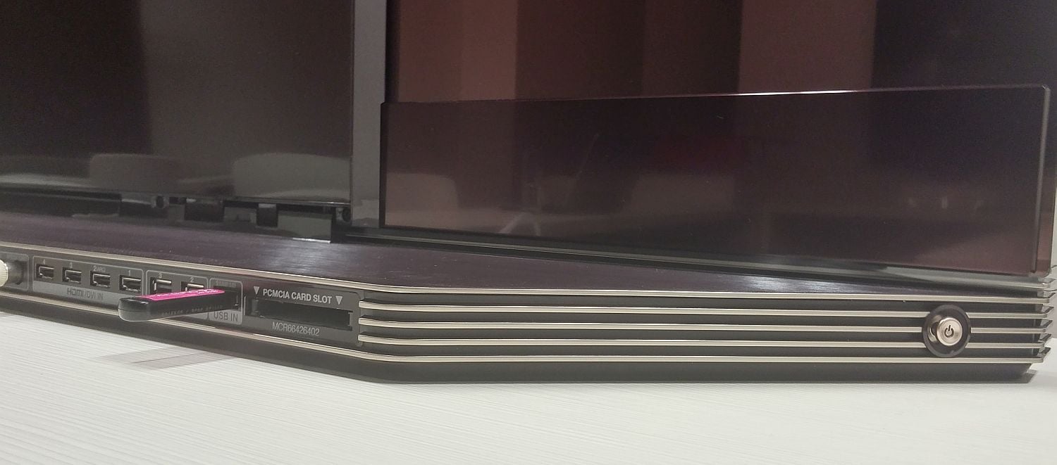 Zdvojené tunery a jedna mechanika PCMCIA (CI) pro přístupovou kartu. Vpravo elektornický síťový vypínač.