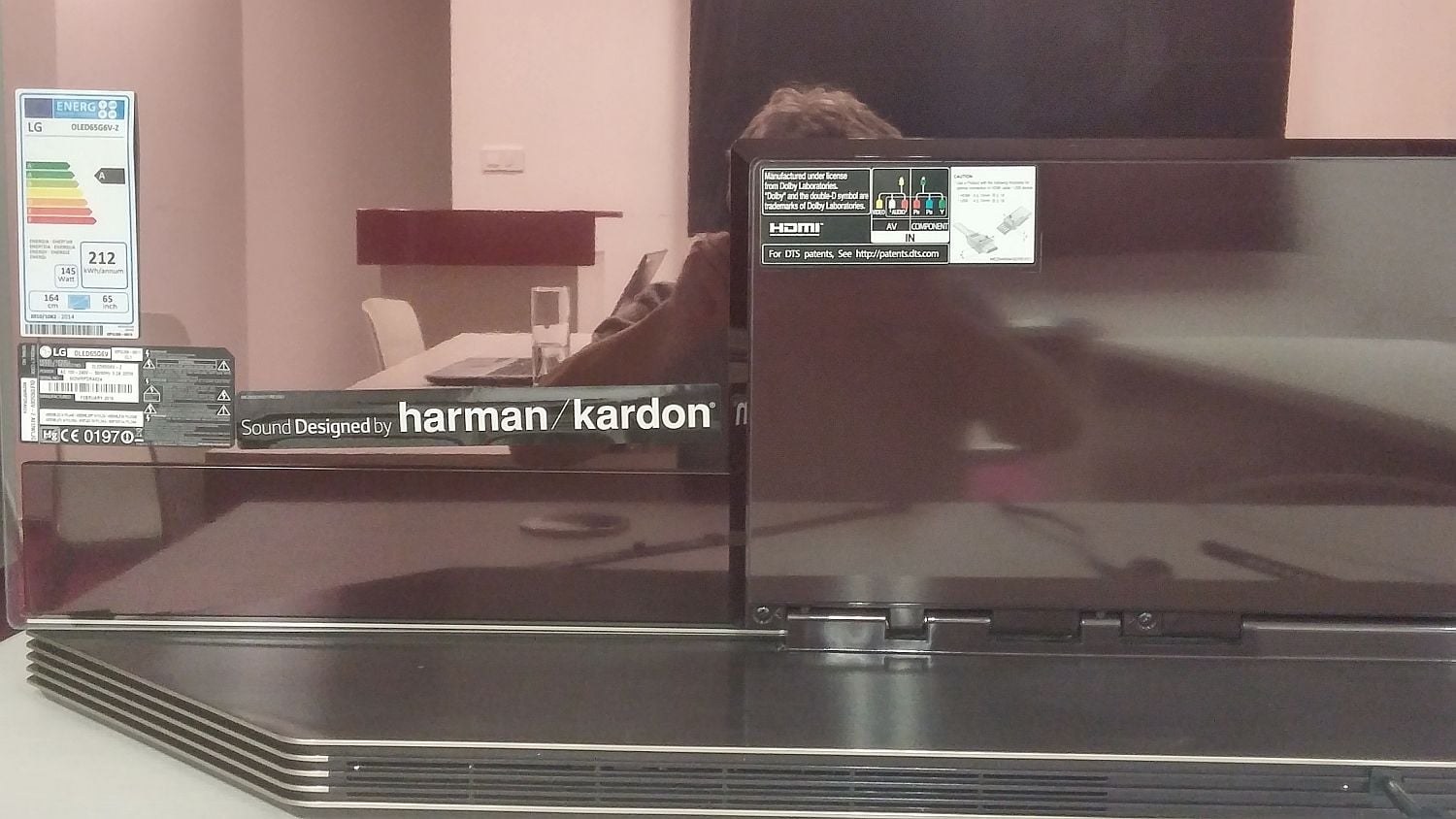 Televizor se notně leksne i zezadu...