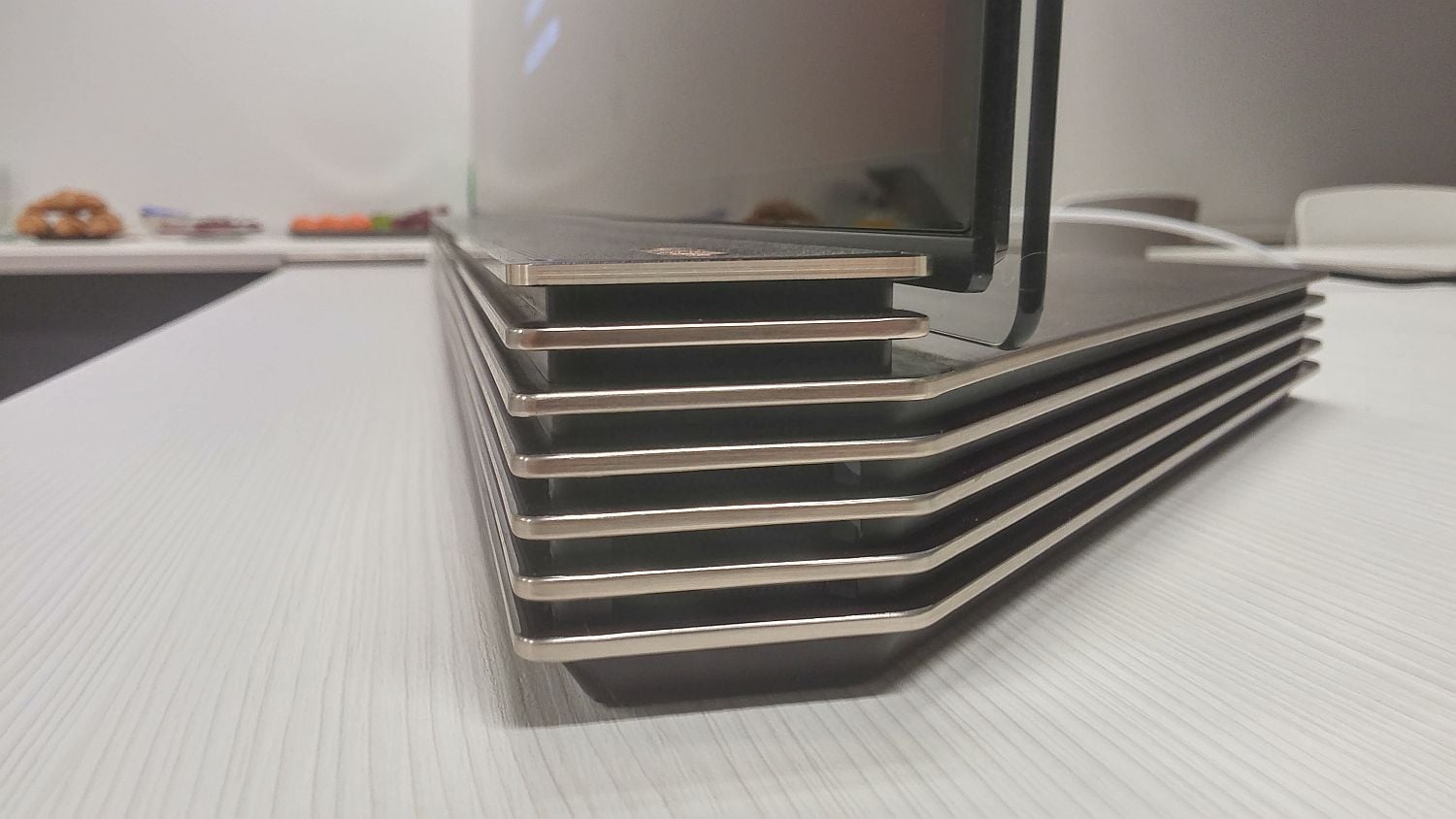 LG Signature OLED - design a hardware