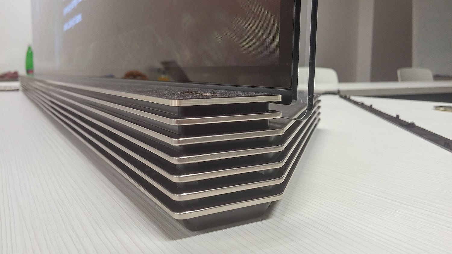 LG Signature OLED - design a hardware