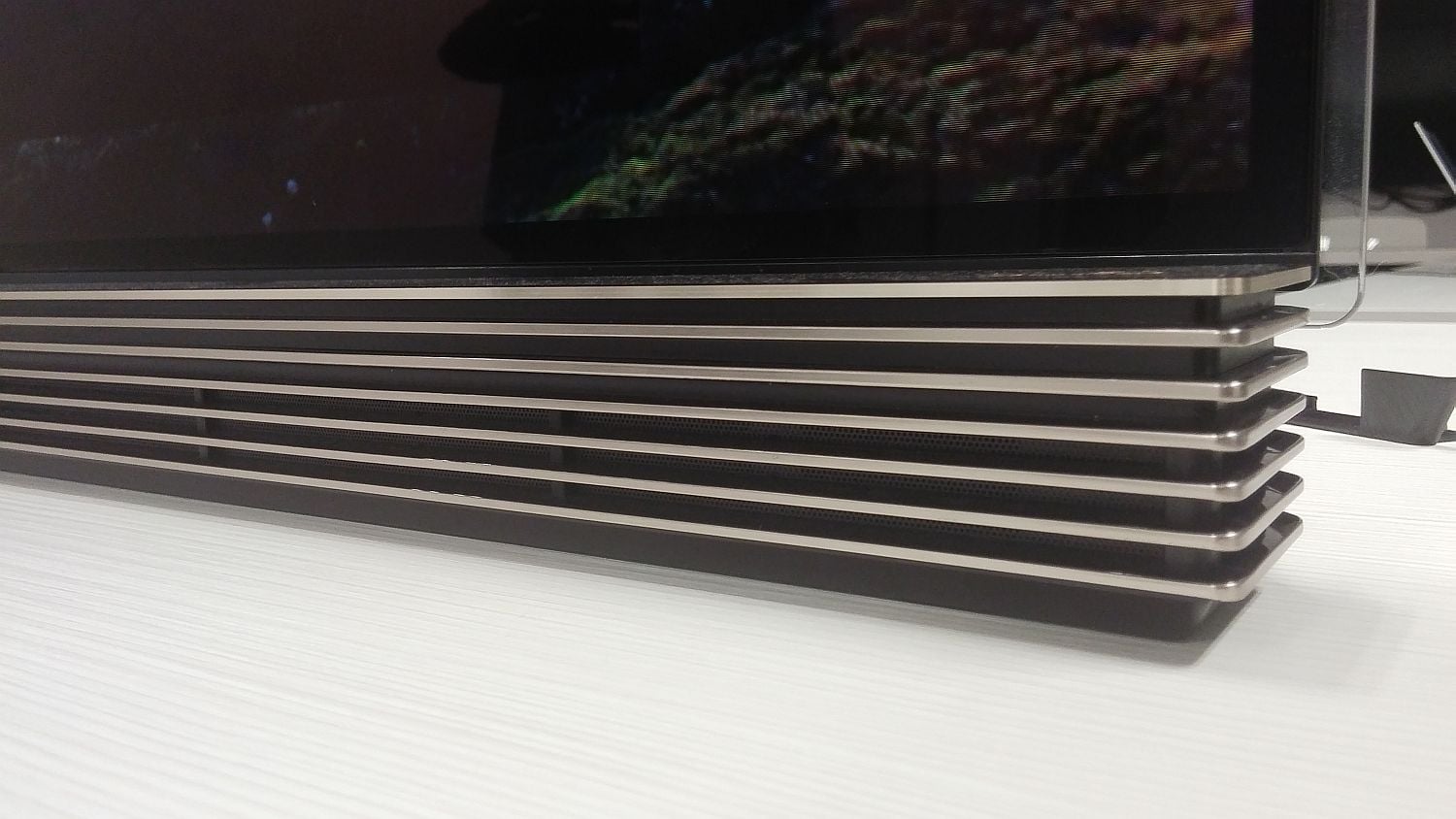 LG Signature OLED - design a hardware