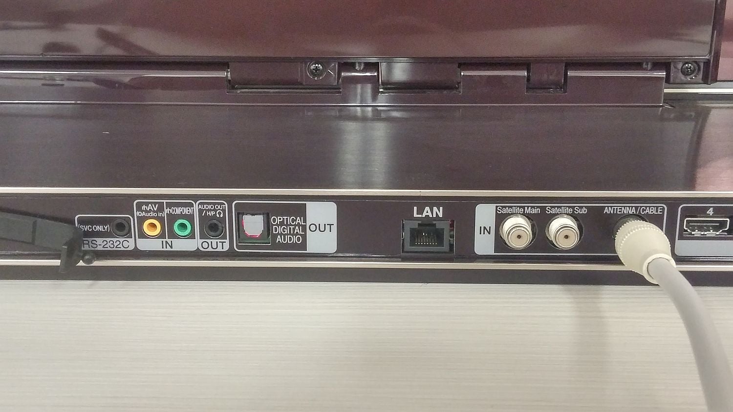 I z tohoto pohledu jsou vidět panty pro naklápění a také anténní připojení pro zdvojené tunery.