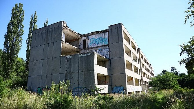 Demolice na území bývalého vojenského prostoru nejsou dokončeny. Na snímku je torzo jedné z budov, která bývala součástí kasáren.