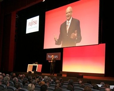 Rolf Schwirz, CEO Fujitsu Technology Solutions, při úvodní keynote