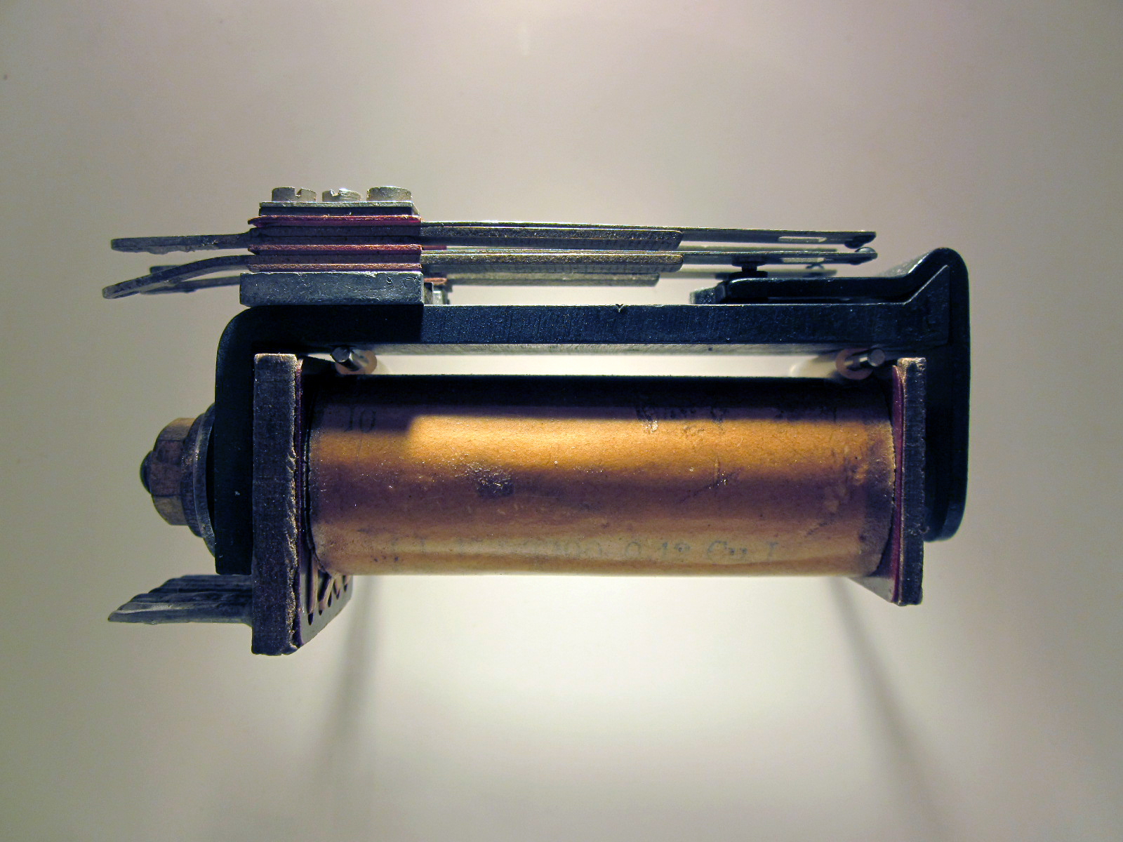 Otevřené elektromagnetické relé z počítače Zuse Z4 se cívkou a kontakty