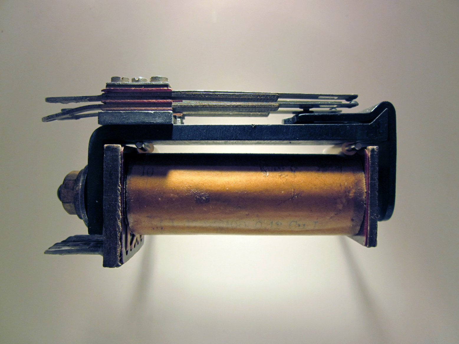 Otevřené elektromagnetické relé z počítače Zuse Z4 se cívkou a kontakty