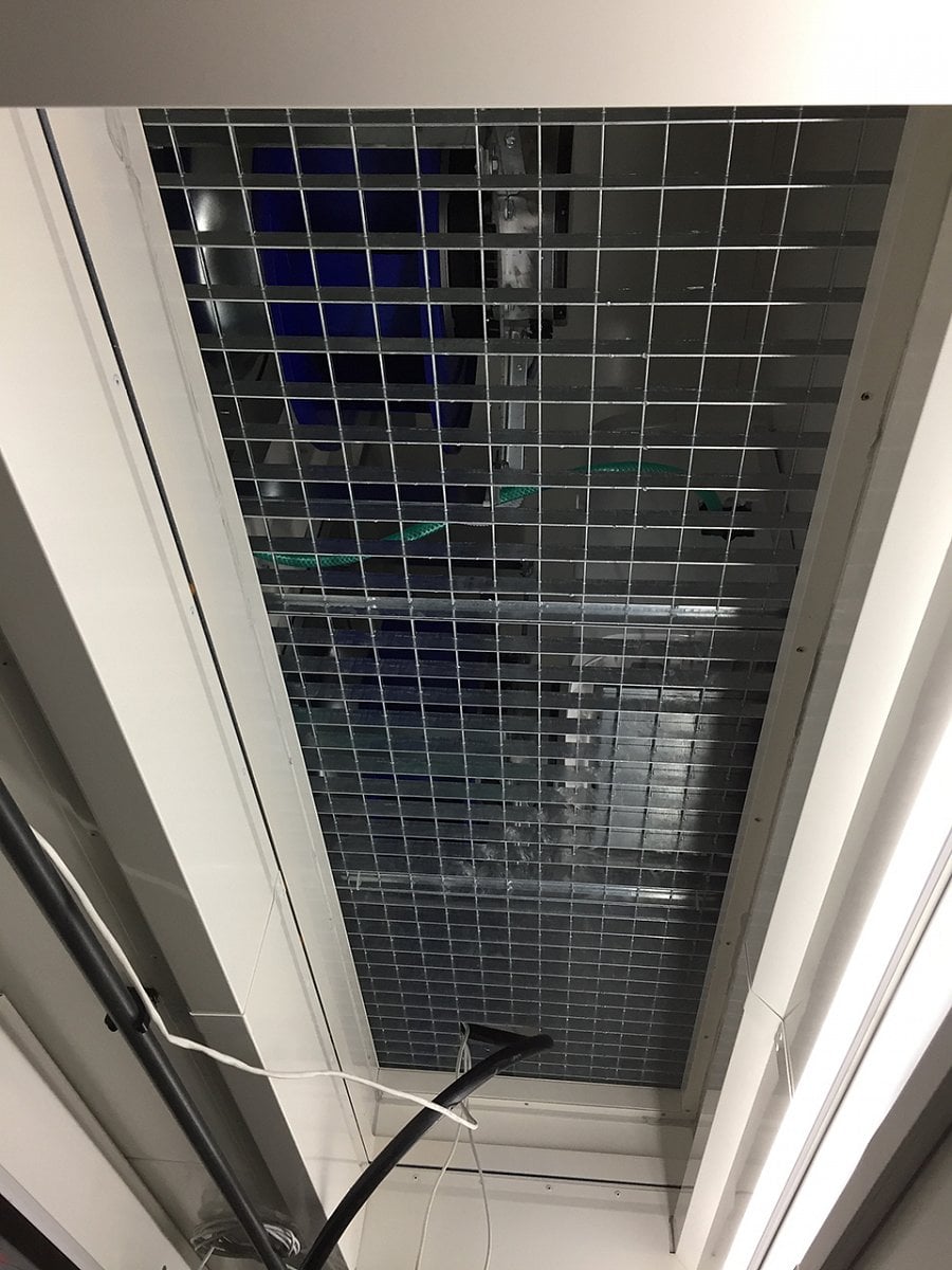 Chladící systém prochází stropem.