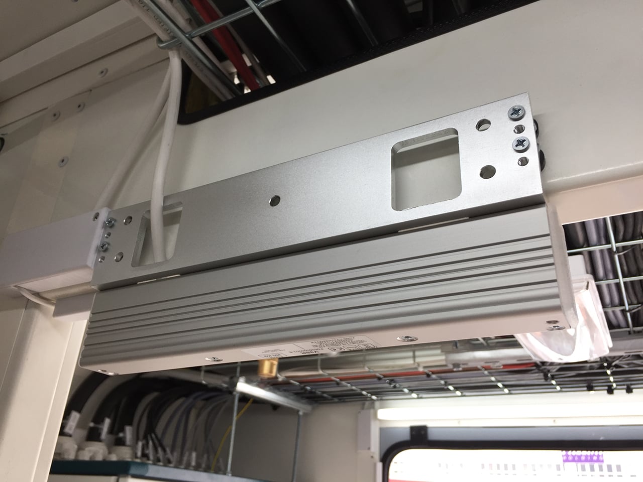 Elektromagnetický zámek na dveře oddělující malou předsíň a prostor datacentra.