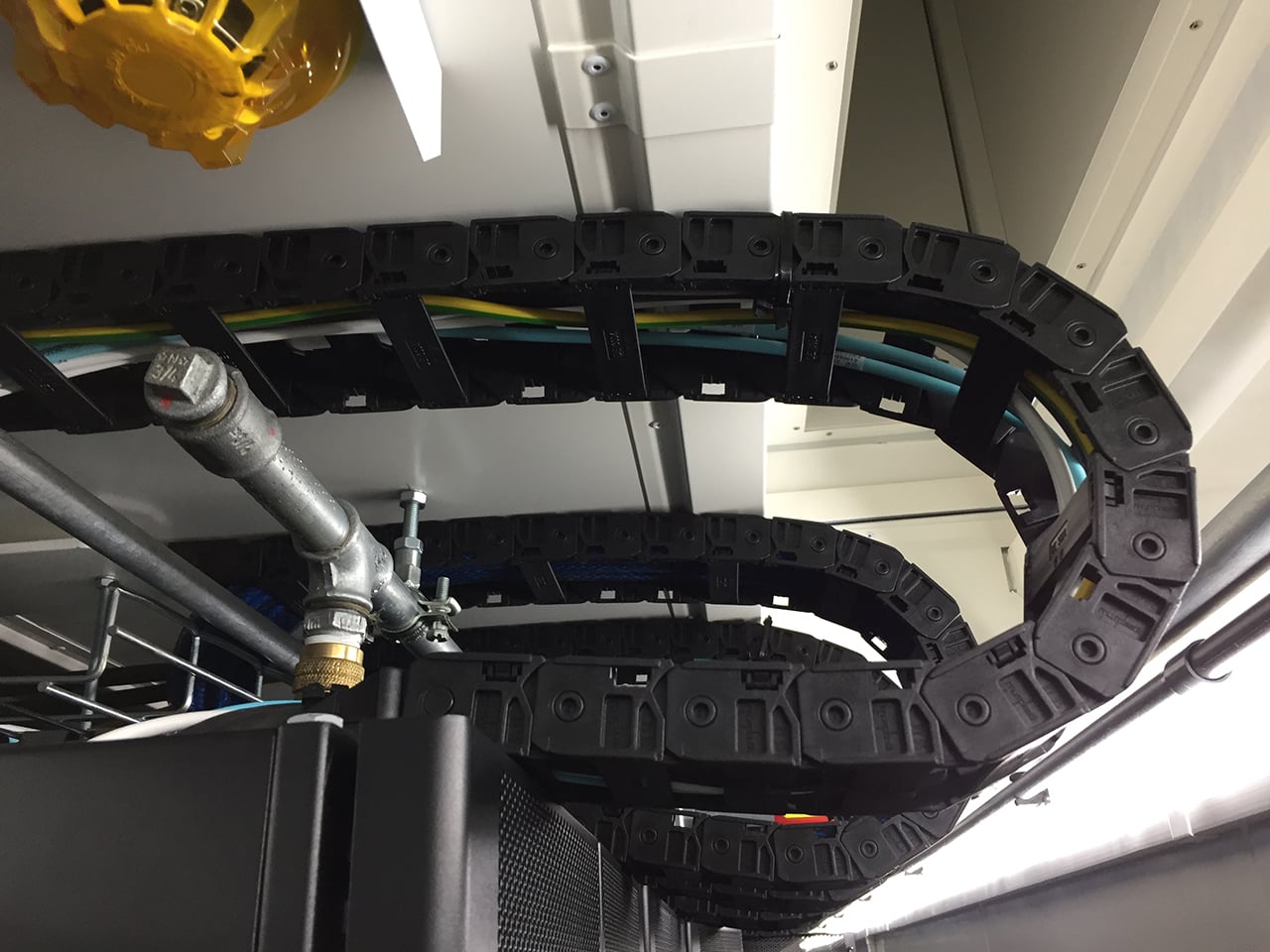 Mechanismus pro posun serverových skříní.