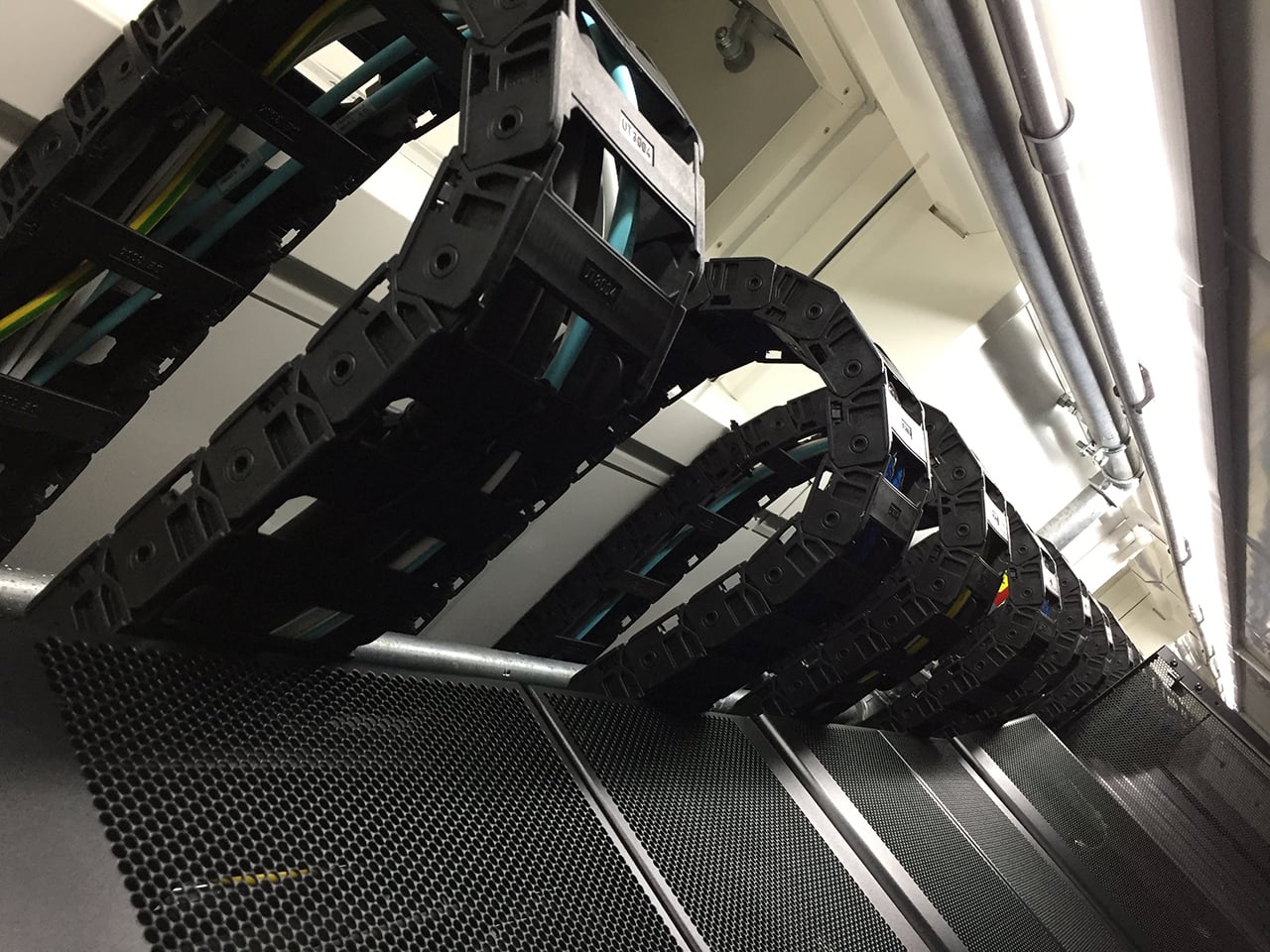 Mechanismus pro posun serverových skříní.