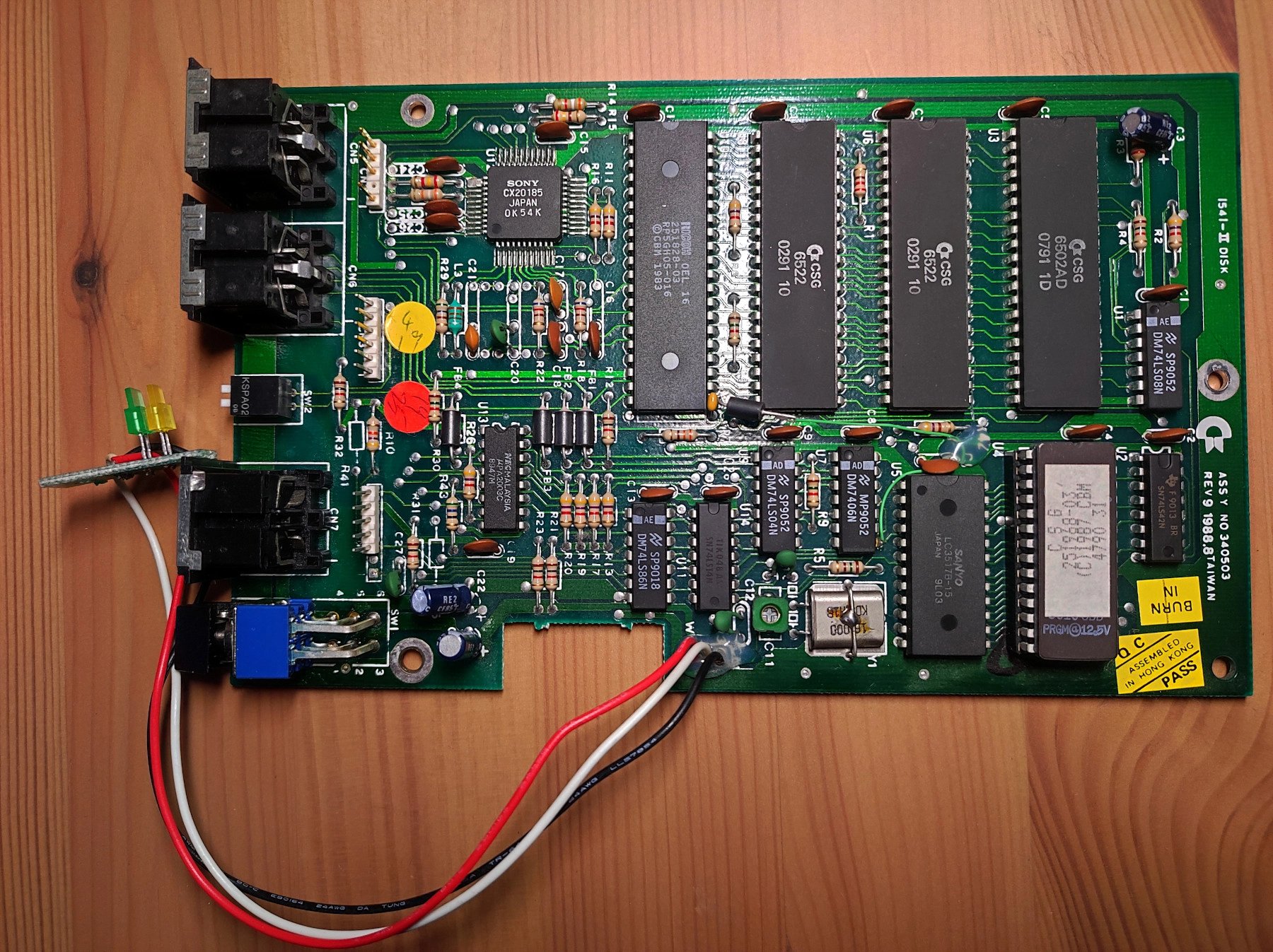 Kompletní nadhled na desku elektroniky jednotky.