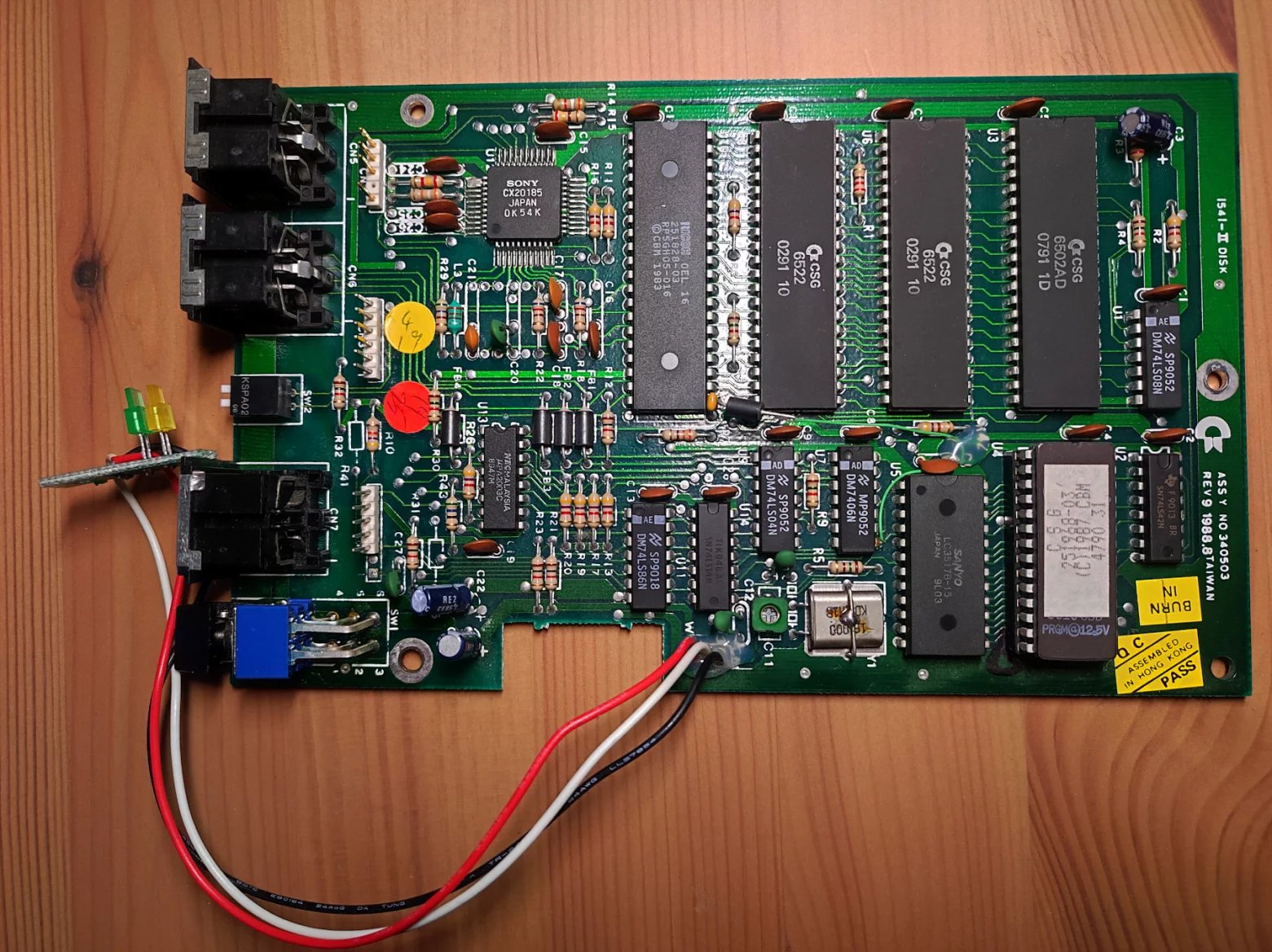 Kompletní nadhled na desku elektroniky jednotky.