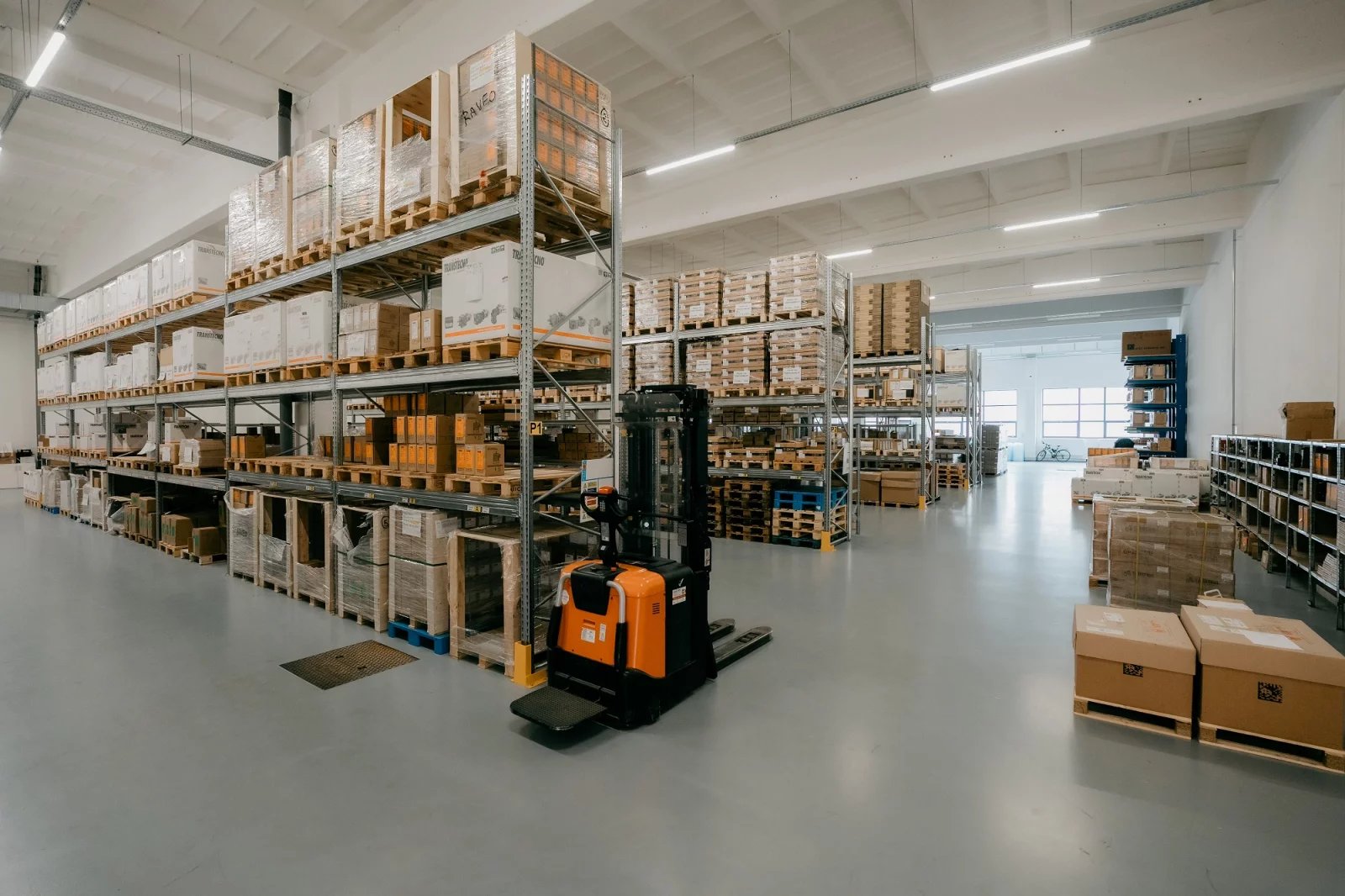 Skladové prostory sídla firmy Raveo