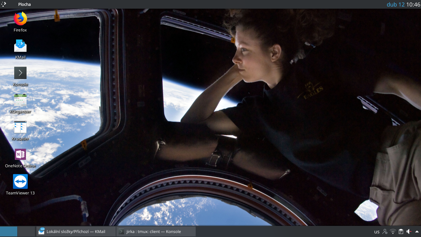 KDE optimalizované pro „full screen“ režim, horní panel - homerun kicker, window title, app menu, window buttons, event calendar, dolní panel - desktop switcher, task switcher, tray