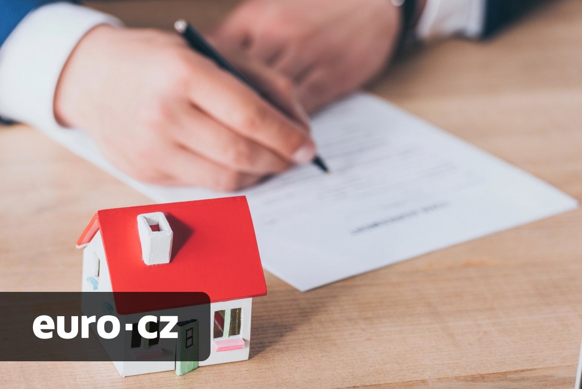 Hypoteční sazby v Česku i nadále klesají jen velmi pomalu. Čekat na lepší nabídky se ale nevyplatí, varují odborníci