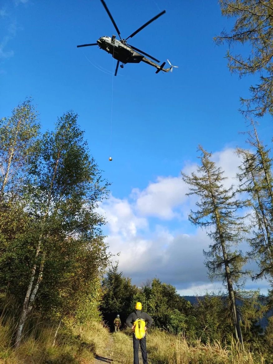 Palivo vynesené vrtulníkem zajistí provoz BTS minimálně 1,5 dne. Vrtulník tak pomáhá do doby, než se bude možné na místo dostat autem nebo dojde k obnovení dodávek elektřiny.