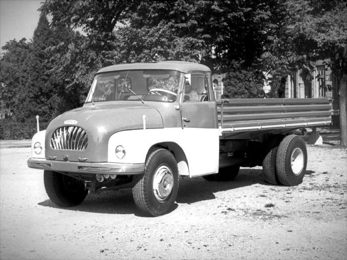 Autor: Tatra Tatra137. Prototypová konstrukce valníku střední třídy, který nesměl jít do sériové výroby. Dveře se otvíraly na obrácených závěsech, přední okno je dělené.