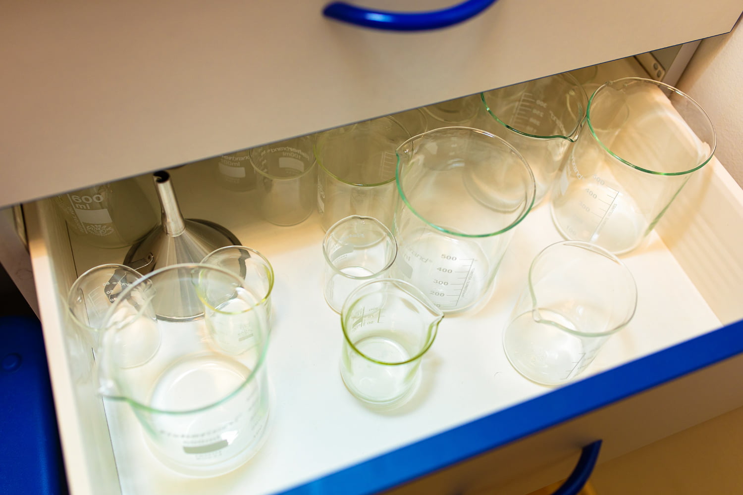 Zásuvka s vývojovým sklem. Míchání kosmetiky probíhá za přísných hygienických norem, i když jde třeba jen o laboratorní pokus.