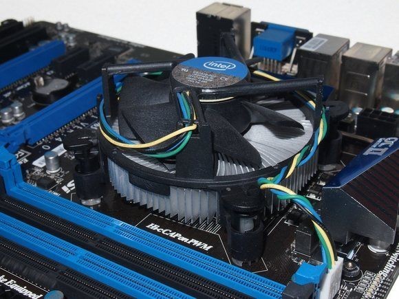Klasický chladič pro procesory Intel nainstalovaný do počítače: není ani velký, ani nijak zvlášť výkonný