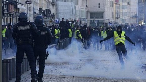 Náhledový obrázek - Ve Francii protestovalo 136 tisíc lidí, více než 1700 demonstrantů bylo zadrženo