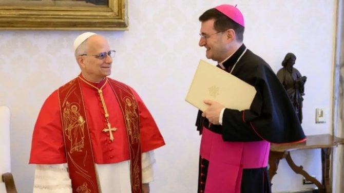 https://i.iinfo.cz/images/Papež Lev XIV., při podpisu dokumentu.