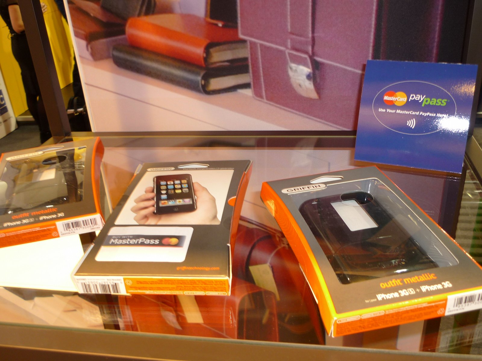 Rámečky pro iPhone vyrábí Griffin i pod logem MasterCard.