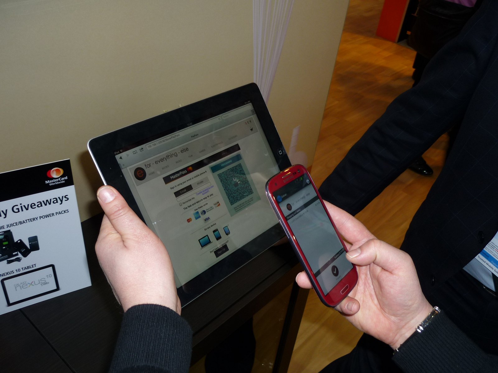 Na displej zaměříte QR čtečku a zaplatíte. V ČR takto fuguje MasterCard Mobile a některé bankovní aplikace (QR platba)