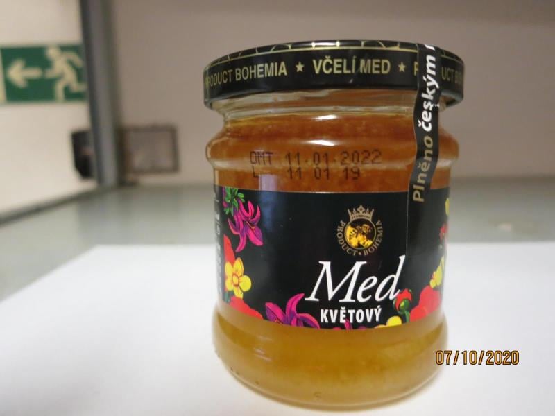 Obsah látky hydroxymethylfurfural (HMF) byl vyšší, než je stanoveno v příslušném právním předpise. HMF je látka, která vzniká například při vyšších teplotách během zpracování medu. Výrobce: Product Bohemia, Nová Ves u Chotěboře