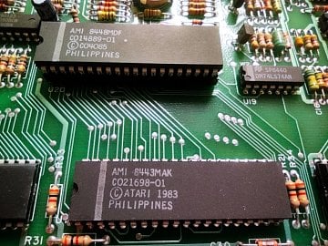 Předchozí dílo Jaye Minera - dva z custom čipů osmibitové řady počítačů Atari.
