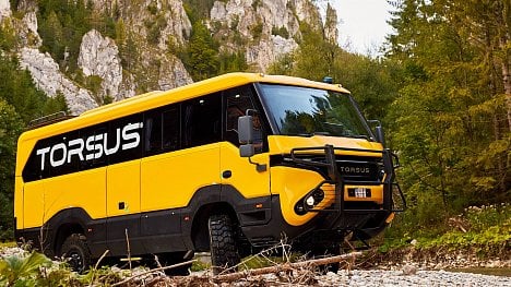 Náhledový obrázek - Terénní autobus odveze až 35 lidí. Vyrábí ho na Slovensku ukrajinská firma z Prahy