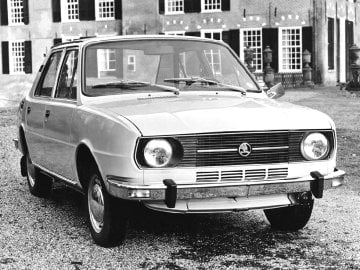Škoda 105 L prvního modelového období měla slabší čtyřválec s výkonem 45 koní a chromované díly karosérie