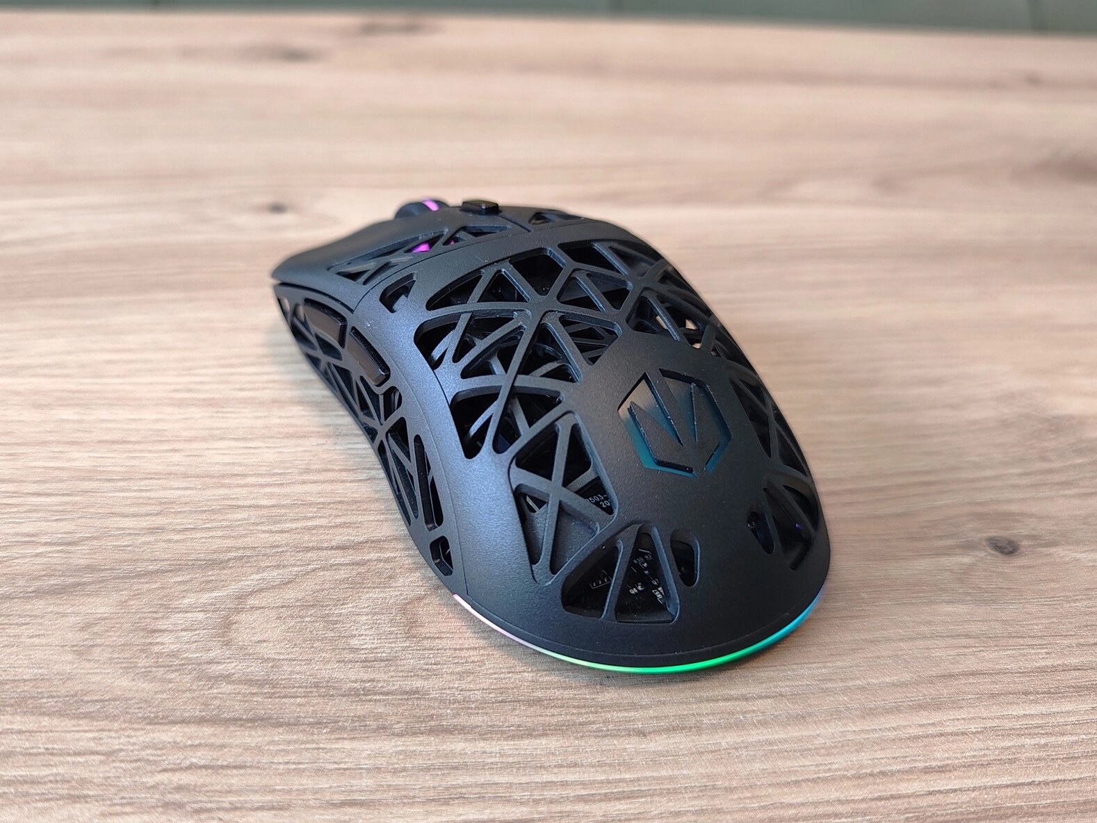 Daní za extra nízkou hmotnost jsou větší otvory v těle myši