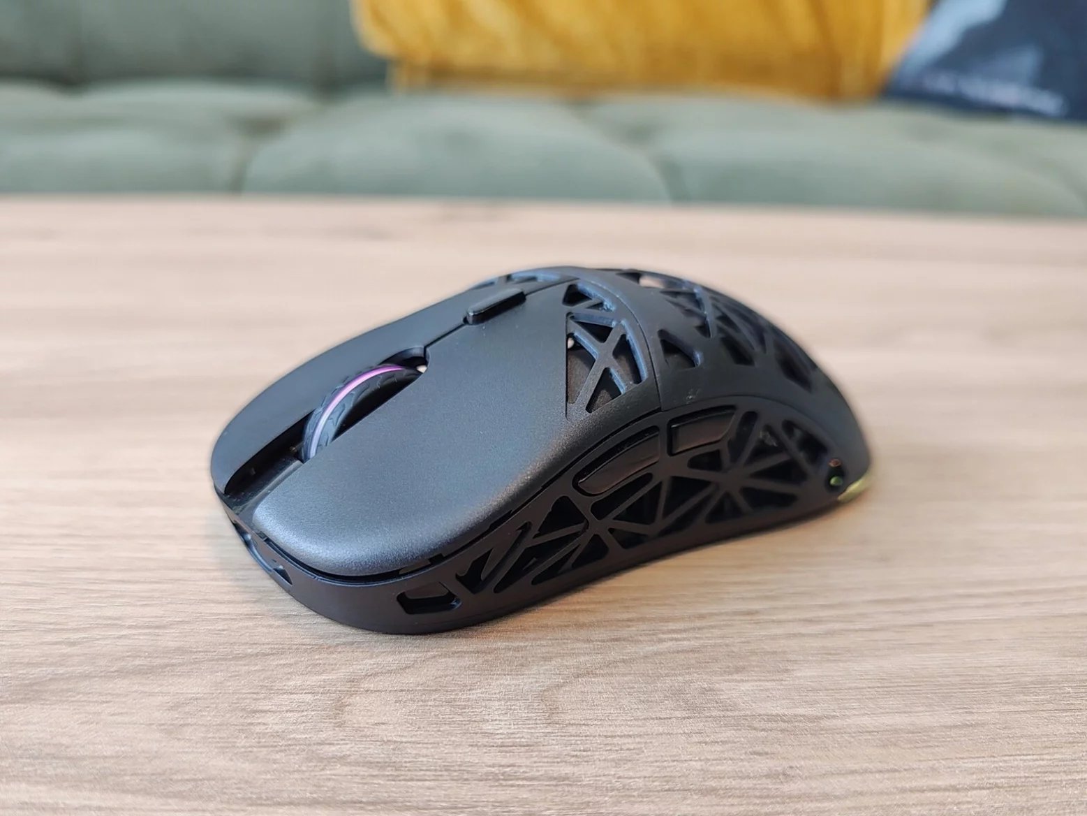 Symetrický design uvítají praváci i leváci