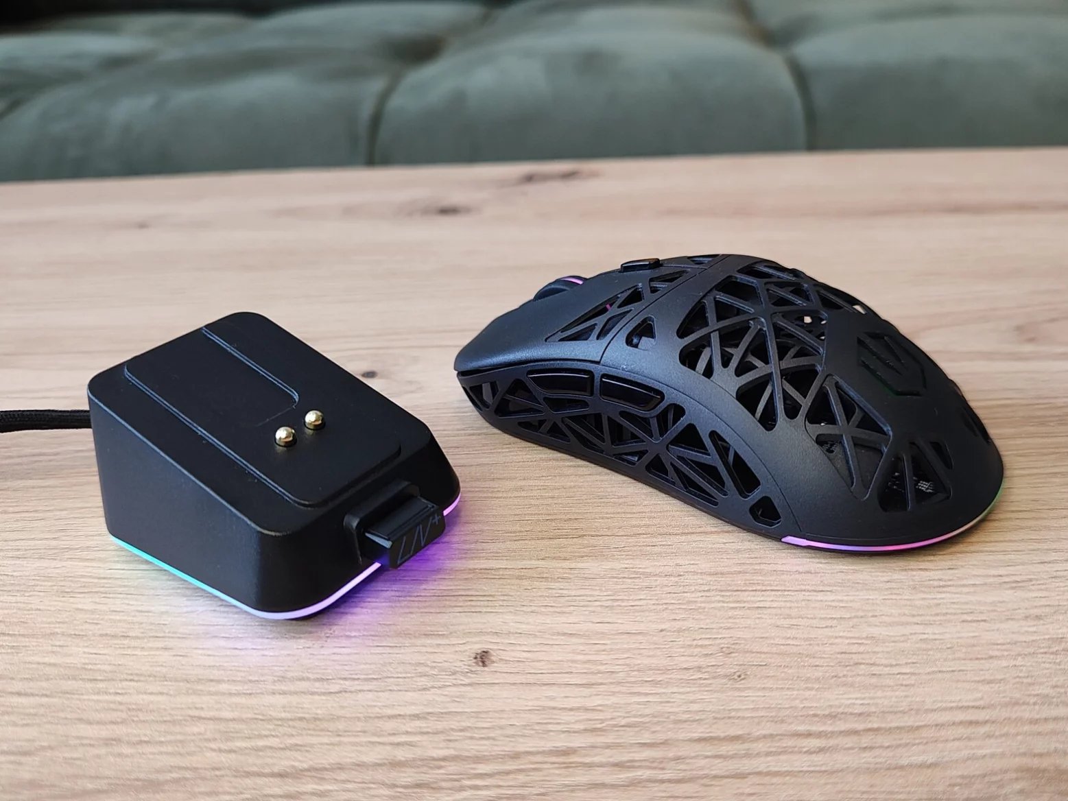 Myš dostanete společně s nabíjecím stojánkem