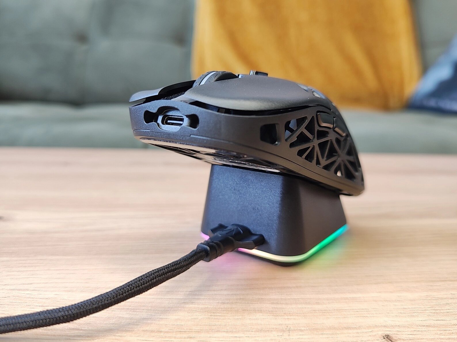 Magnety pomáhají správnému usazení myši