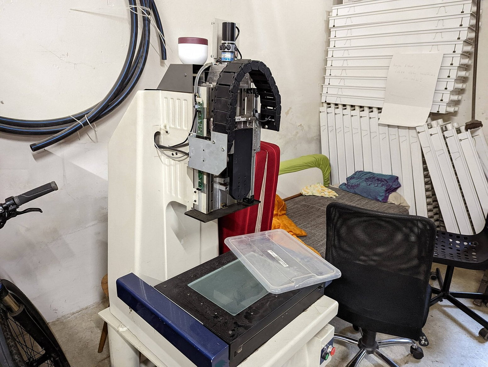 Digitální polohovatelná lupa, která se tu dnes používá jako tříosá platforma.