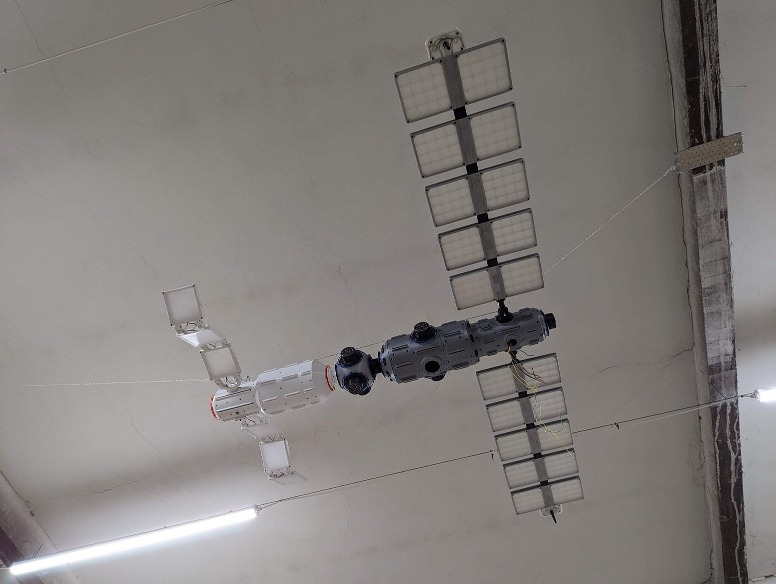 Připravované svítidlo ve tvaru družice.