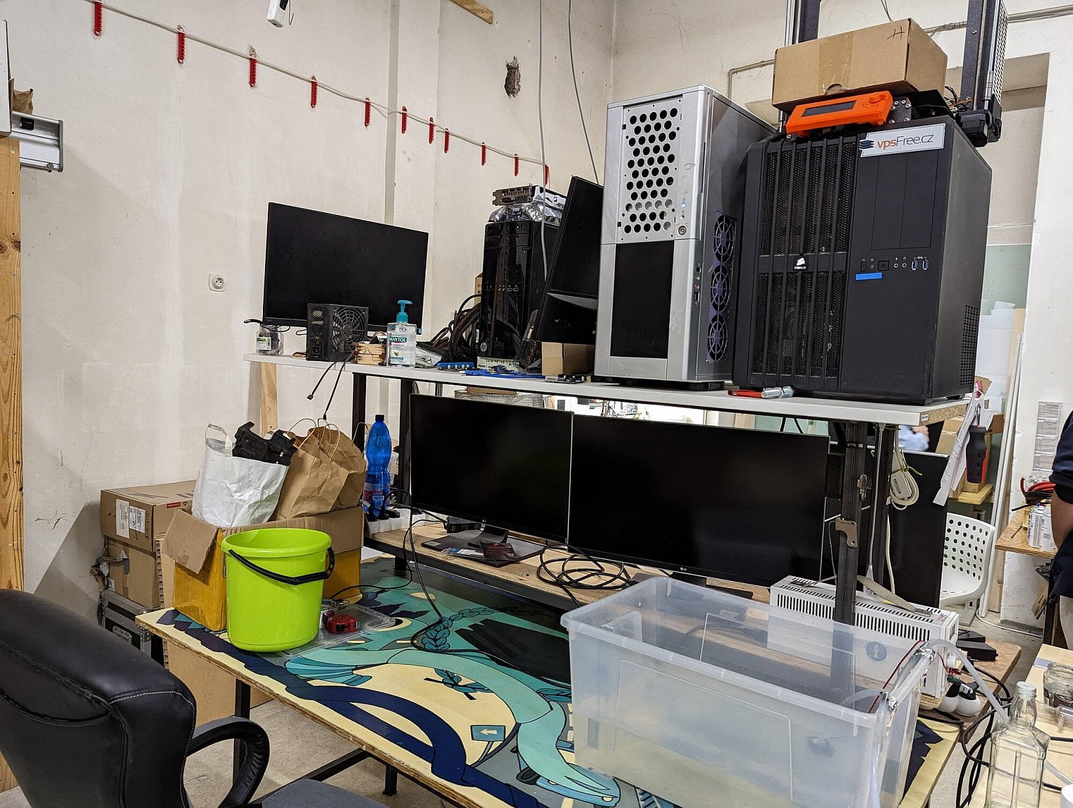 Jeden z mnoha pracovních stolů.