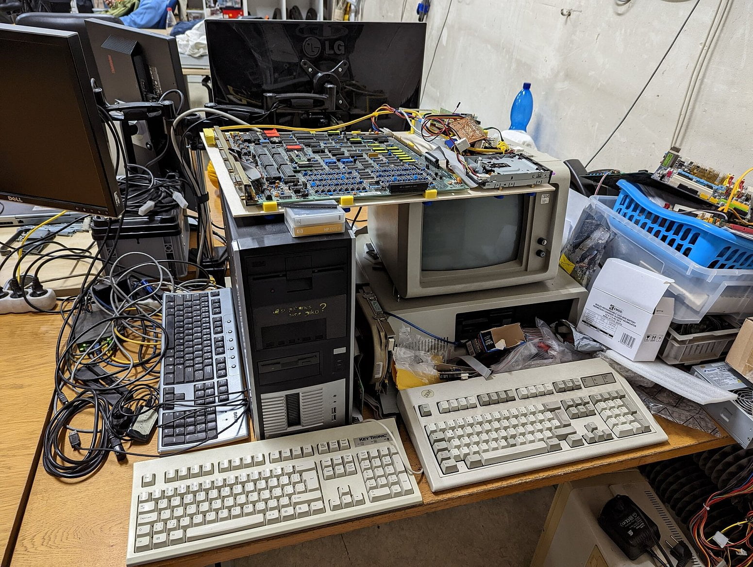 Jeden z počítačových koutků.