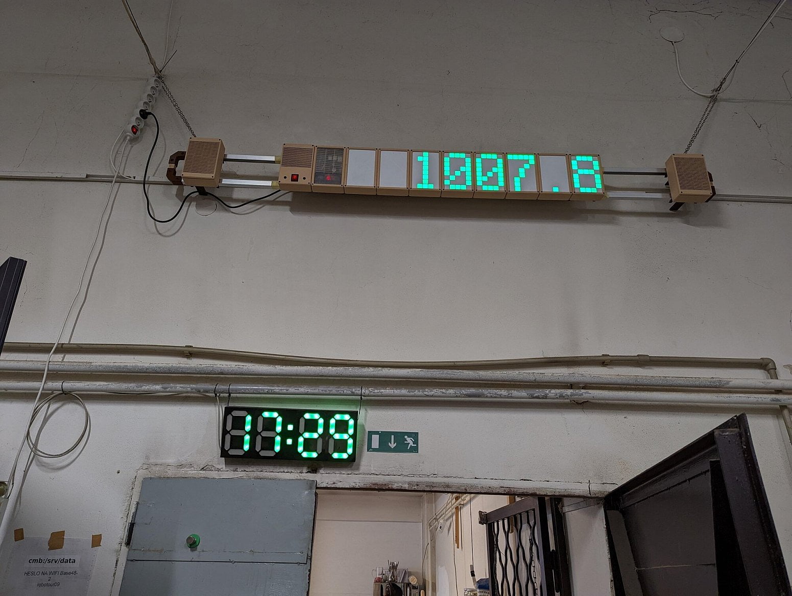 Displej ukazující teplotu, atmosférický tlak, kurz bitcoinu a další zajímavosti.