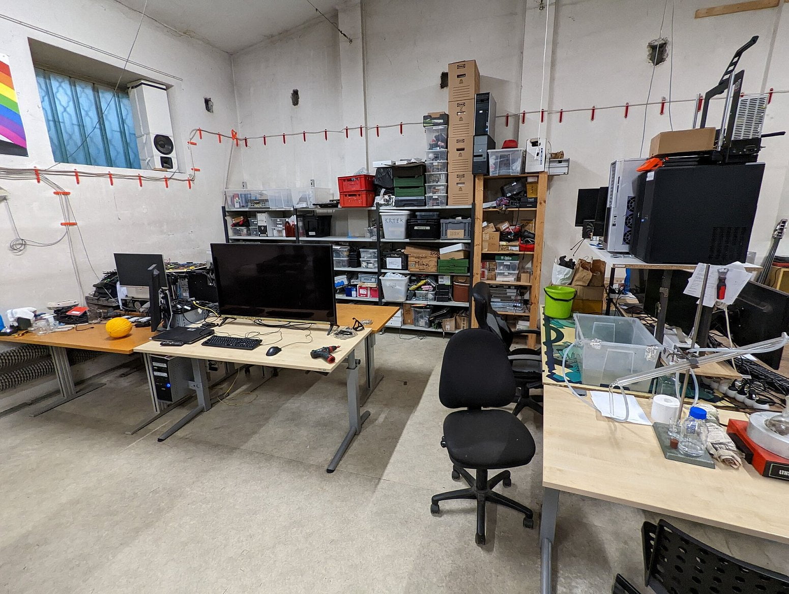 Pracovní stoly v zadní části.