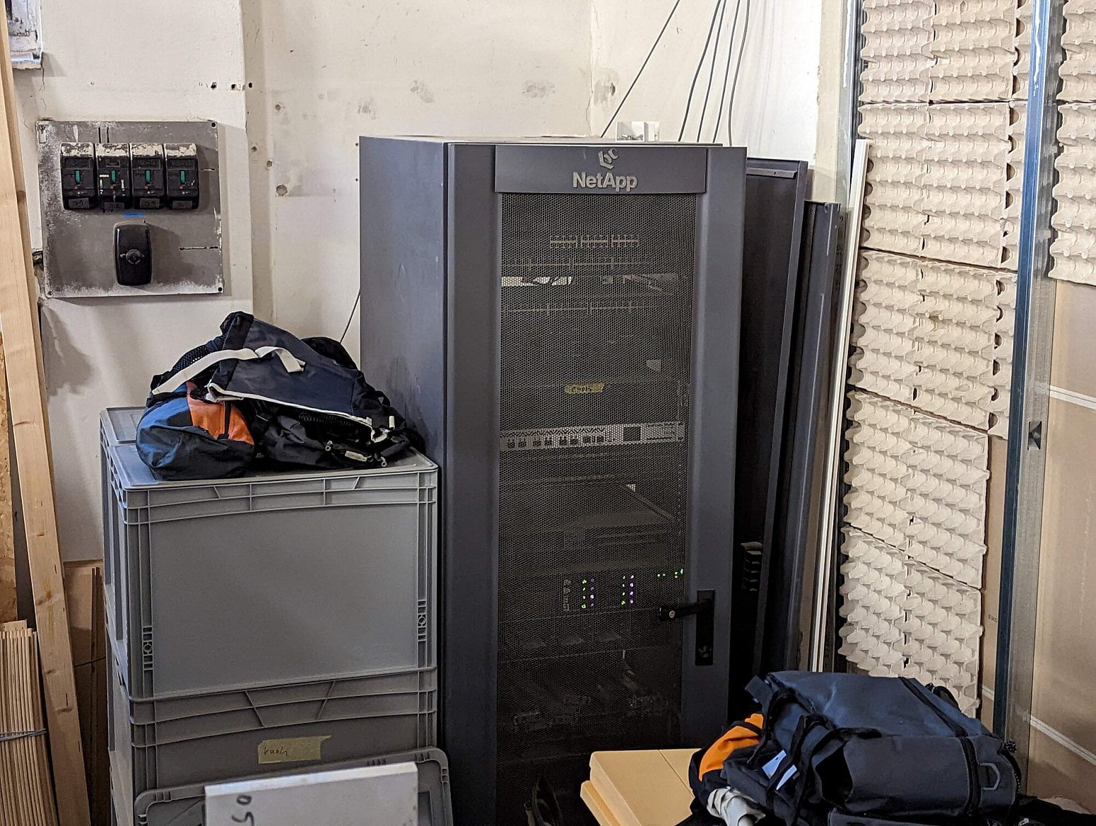 Malá serverovna v zázemí.