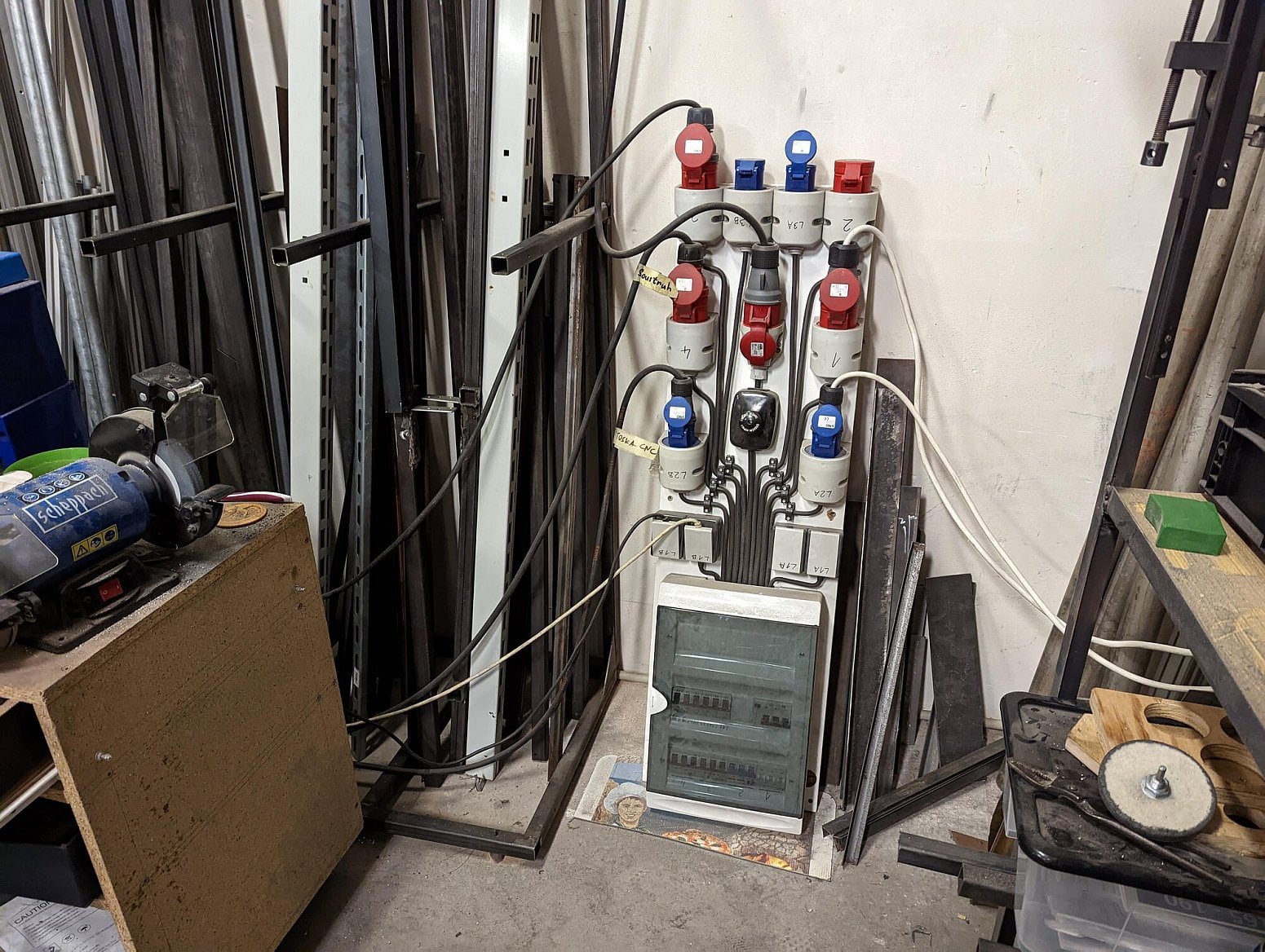 Solidní elektrické rozvody v dílně.